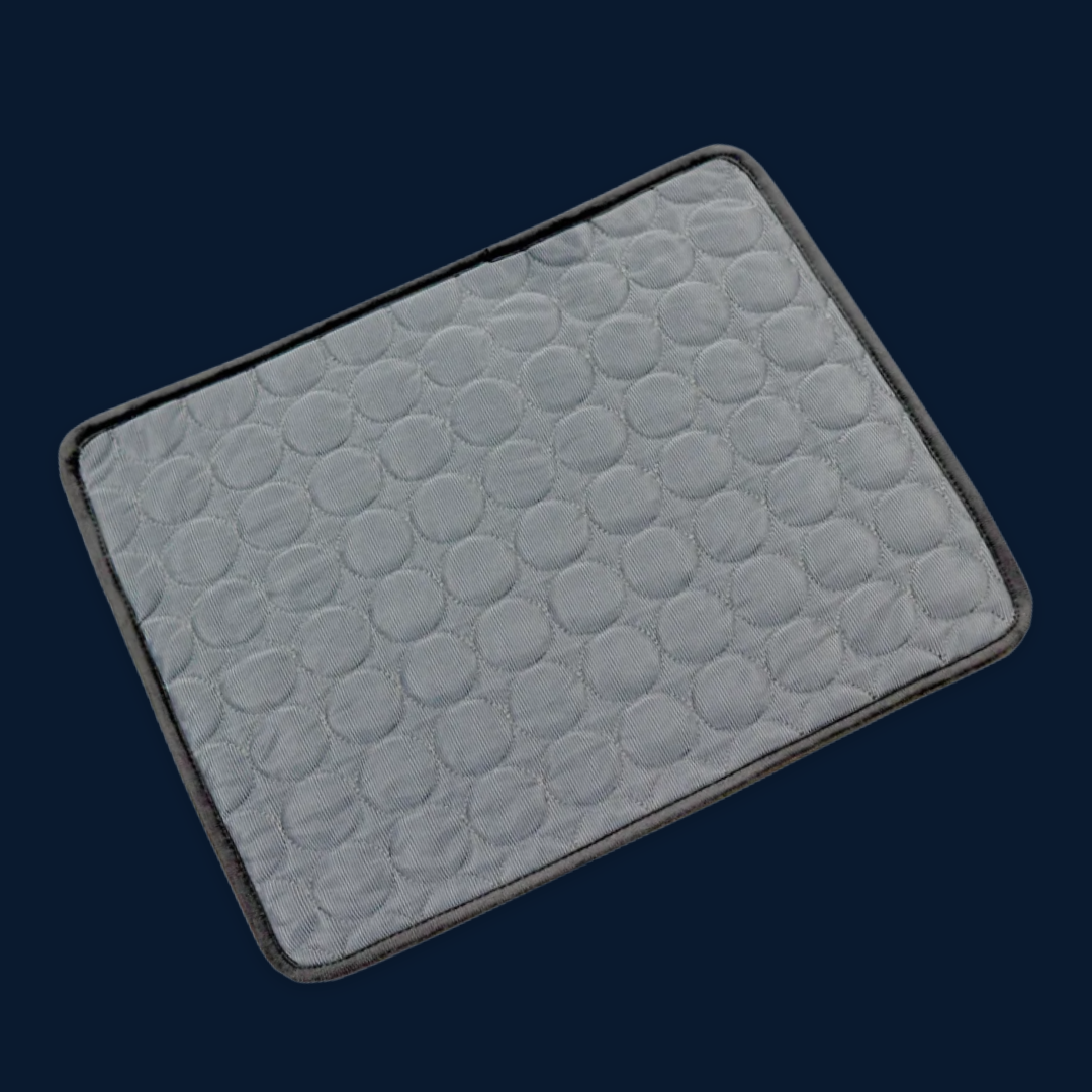 Tapis rafraîchissant NyvaCool couleur gris foncé sur fond marine Nivor