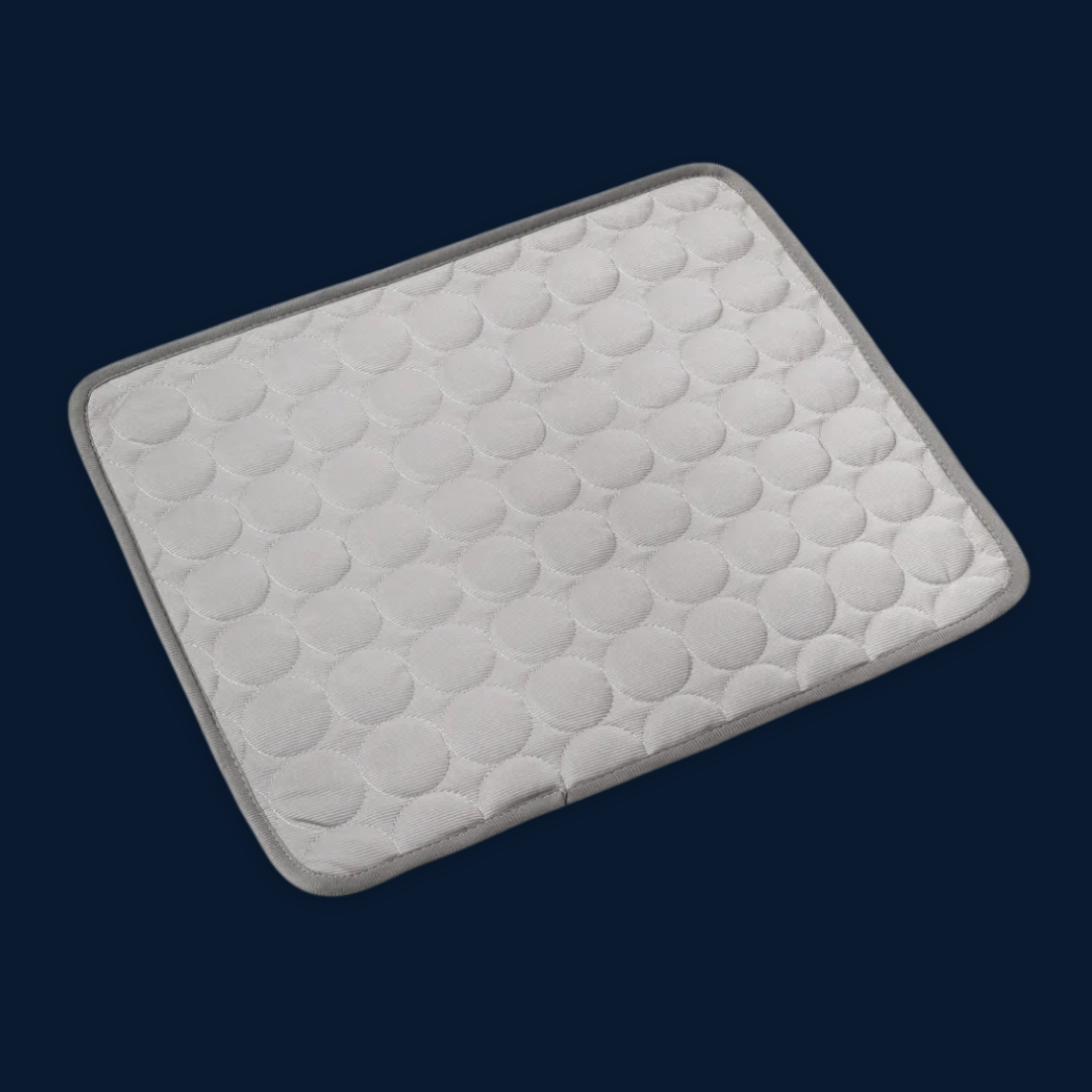 Tapis rafraîchissant NyvaCool couleur gris pâle sur fond marine Nivor